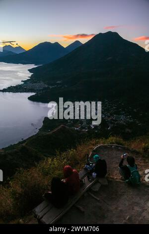 Arrampicandosi sul Maya Nose sul lago Atitlan in Guatemala, potrai ammirare incredibili vedute sul lago e sui vulcani circostanti San Pedro e Atitlan Foto Stock