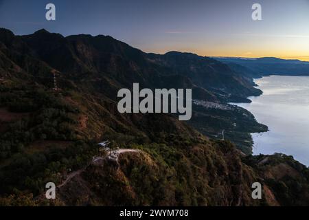 Arrampicandosi sul Maya Nose sul lago Atitlan in Guatemala, potrai ammirare incredibili vedute sul lago e sui vulcani circostanti San Pedro e Atitlan Foto Stock