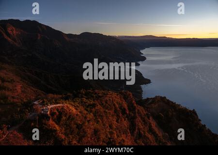 Arrampicandosi sul Maya Nose sul lago Atitlan in Guatemala, potrai ammirare incredibili viste sul lago e sulle colline circostanti verso San Marcos e Solola Foto Stock