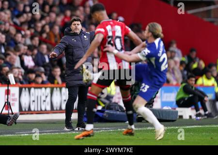 Il manager del Chelsea Mauricio Pochettino (a sinistra) gesti sul touchline durante la partita di Premier League a Bramall Lane, Sheffield. Data foto: Domenica 7 aprile 2024. Foto Stock