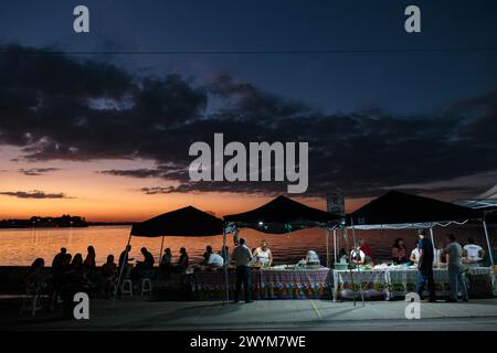 Venditori di cibo di strada lungo il lungolago del lago Peten nella città di Flores, Guatemala Foto Stock