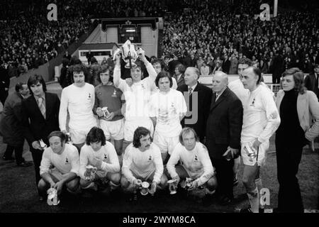 Foto del file del 03-03-1973 del Tottenham Hotspur festeggia con la Coppa di Lega dopo la vittoria del 1-0: (Ultima fila, l-r) John Pratt, Cyril Knowles, Pat Jennings, Martin Peters, Mike England, Steve Perryman, il manager Bill Nicholson, ?, Martin Chivers, Alan Gilzean; (prima fila, l-r) Ralph Coates, Joe Kinnear, Terry Naylor, Phil Beal. L'ex difensore del Tottenham e manager del Wimbledon Joe Kinnear è morto all'età di 77 anni, ha la famiglia ha annunciato in una dichiarazione. Data di pubblicazione: Domenica 7 aprile 2024. Foto Stock