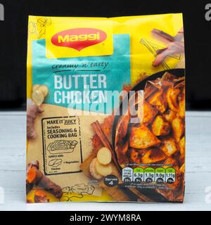 Irvine, Scozia, Regno Unito - 26 marzo 2024: Condimento di pollo al burro marchiato Maggi con grafica e icone pertinenti all'immagine e al prodotto. Foto Stock