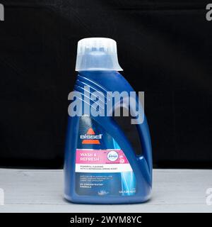 Irvine, Scozia, Regno Unito - 26 marzo 2024: Detergente per tappeti con marchio Bissell per lavare e rinfrescare i tappeti per macchine per la pulizia di tappeti che mostrano le immagini Foto Stock