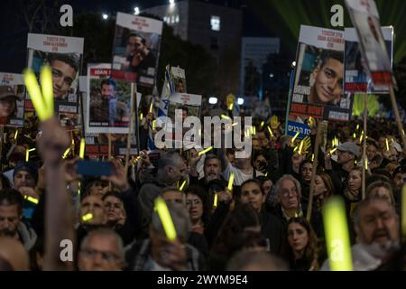 Gerusalemme, Israele. 7 aprile 2024. Gli israeliani prendono parte a una manifestazione che segna sei mesi dalla guerra israelo-Hamas e chiede il rilascio degli ostaggi detenuti da Hamas. Crediti: Ilia Yefimovich/dpa/Alamy Live News Foto Stock