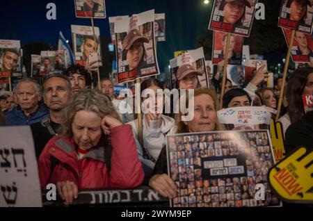 Gerusalemme, Israele. 7 aprile 2024. Gli israeliani prendono parte a una manifestazione che segna sei mesi dalla guerra israelo-Hamas e chiede il rilascio degli ostaggi detenuti da Hamas. Crediti: Ilia Yefimovich/dpa/Alamy Live News Foto Stock