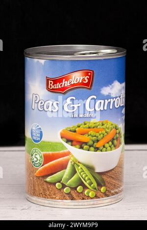Irvine, Scozia, Regno Unito - 26 marzo 2024: Barattolo di piselli e carote marchiato Bachelor in acqua con etichette riciclabili in lattina e carta che mostrano grafica e. Foto Stock