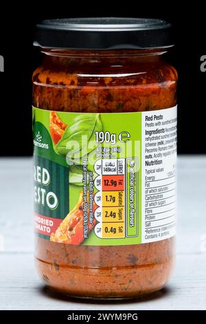 Irvine, Scozia, Regno Unito - 26 marzo 2024: Barattolo di salsa Pesto marchiata Morrisons in un vaso di vetro riciclabile e coperchio in metallo con le icone Kcal e. Foto Stock