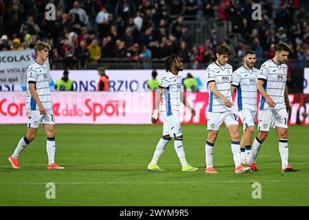 Cagliari, Italia. 7 aprile 2024. Delusione della squadra dell'Atalanta al termine della partita di calcio di serie A tra Cagliari calcio e Atalanta all'Unipol Domus di Cagliari, Sardegna - domenica 7 aprile 2024. Sport - calcio (foto di Gianluca Zuddas/Lapresse) credito: LaPresse/Alamy Live News Foto Stock