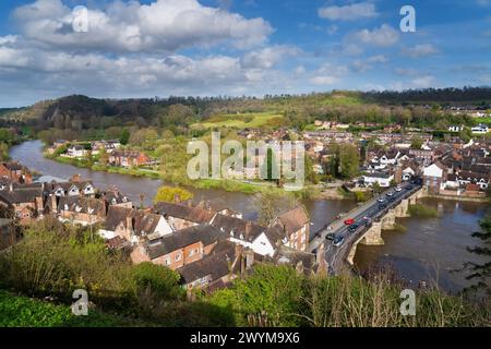 Una vista da High Town a Bridgnorth in Shropshire, Regno Unito guardando a Low Town e il fiume Severn qui sotto Foto Stock