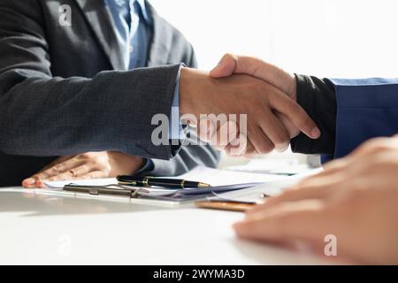 il comitato degli imprenditori e degli investitori si unisce come simbolo di investimento congiunto dopo aver discusso di consulenza e di aver fatto investire contratti in affari con Foto Stock