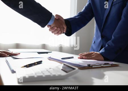 il comitato degli imprenditori e degli investitori si unisce come simbolo di investimento congiunto dopo aver discusso di consulenza e di aver fatto investire contratti in affari con Foto Stock