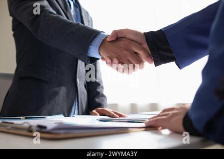 il comitato degli imprenditori e degli investitori si unisce come simbolo di investimento congiunto dopo aver discusso di consulenza e di aver fatto investire contratti in affari con Foto Stock