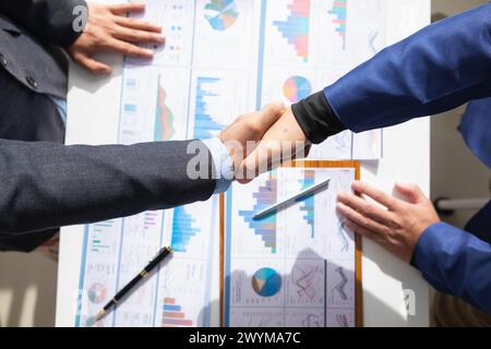 il comitato degli imprenditori e degli investitori si unisce come simbolo di investimento congiunto dopo aver discusso di consulenza e di aver fatto investire contratti in affari con Foto Stock