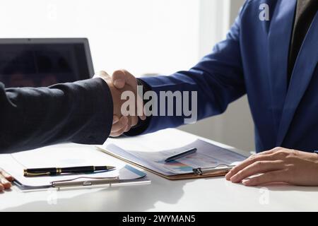 il comitato degli imprenditori e degli investitori si unisce come simbolo di investimento congiunto dopo aver discusso di consulenza e di aver fatto investire contratti in affari con Foto Stock