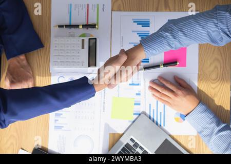 il comitato degli imprenditori e degli investitori si unisce come simbolo di investimento congiunto dopo aver discusso di consulenza e di aver fatto investire contratti in affari con Foto Stock