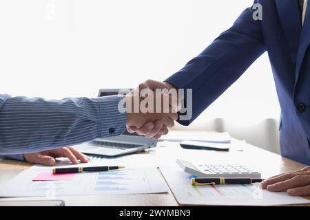 il comitato degli imprenditori e degli investitori si unisce come simbolo di investimento congiunto dopo aver discusso di consulenza e di aver fatto investire contratti in affari con Foto Stock