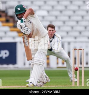 Birmingham, Regno Unito. 7 aprile 2024. Kashif Ali del Worcestershire in azione durante il giorno 3 del Vitality County Championship Division 1 match tra Warwickshire CCC e Worcestershire CCC all'Edgbaston Cricket Ground, Birmingham, Inghilterra, il 7 aprile 2024. Foto di Stuart Leggett. Solo per uso editoriale, licenza richiesta per uso commerciale. Non utilizzare in scommesse, giochi o pubblicazioni di singoli club/campionato/giocatori. Crediti: UK Sports Pics Ltd/Alamy Live News Foto Stock