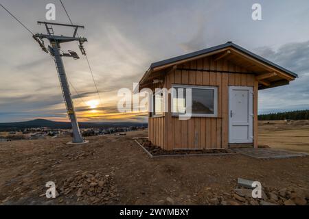 Skilift con pascolo in serata a colori del tramonto vicino a Bozi Dar CZ 03 29 2024 Foto Stock