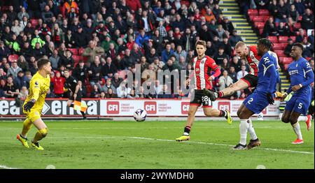 Bramall Lane, Sheffield, Regno Unito. 7 aprile 2024. Premier League Football, Sheffield United contro Chelsea; Oliver McBurnie dello Sheffield United segna il gol pareggiante della sua squadra battendo Djordje Petrovic del Chelsea a segnare 2-2 al 93° minuto nonostante le attenzioni dell'Axel disasi Credit: Action Plus Sports/Alamy Live News Foto Stock