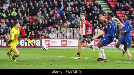 Bramall Lane, Sheffield, Regno Unito. 7 aprile 2024. Premier League Football, Sheffield United contro Chelsea; Oliver McBurnie dello Sheffield United segna il gol pareggiante della sua squadra battendo Djordje Petrovic del Chelsea a segnare 2-2 al 93° minuto nonostante le attenzioni dell'Axel disasi Credit: Action Plus Sports/Alamy Live News Foto Stock