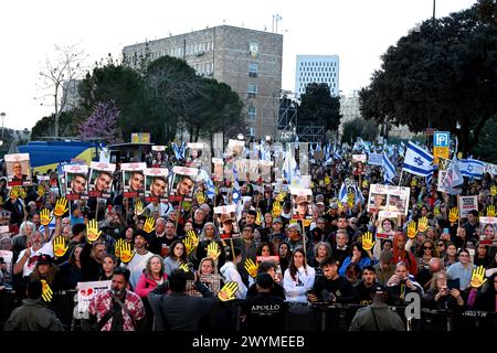 Gerusalemme, Israele. 7 aprile 2024. Le famiglie e i sostenitori degli ostaggi israeliani tengono in ostaggio le foto dei propri cari tenuti prigionieri da Hamas a Gaza durante una manifestazione fuori dalla Knesset a Gerusalemme, chiedendo un accordo immediato per il rilascio degli ostaggi e che il primo ministro Benjamin Netanyahu venga rimosso dall'incarico domenica 7 aprile 2024. Foto di Debbie Hill/ credito: UPI/Alamy Live News Foto Stock