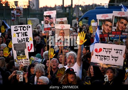 Gerusalemme, Israele. 7 aprile 2024. Le famiglie e i sostenitori degli ostaggi israeliani tengono in ostaggio le foto dei propri cari tenuti prigionieri da Hamas a Gaza durante una manifestazione fuori dalla Knesset a Gerusalemme, chiedendo un accordo immediato per il rilascio degli ostaggi e che il primo ministro Benjamin Netanyahu venga rimosso dall'incarico domenica 7 aprile 2024. Foto di Debbie Hill/ credito: UPI/Alamy Live News Foto Stock