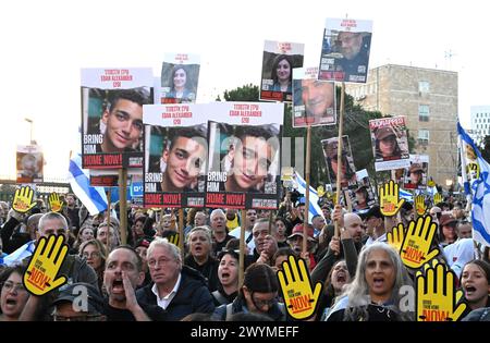 Gerusalemme, Israele. 7 aprile 2024. Le famiglie e i sostenitori degli ostaggi israeliani tengono in ostaggio le foto dei propri cari tenuti prigionieri da Hamas a Gaza durante una manifestazione fuori dalla Knesset a Gerusalemme, chiedendo un accordo immediato per il rilascio degli ostaggi e che il primo ministro Benjamin Netanyahu venga rimosso dall'incarico domenica 7 aprile 2024. Foto di Debbie Hill/ credito: UPI/Alamy Live News Foto Stock