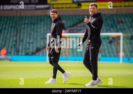 Christian Fassnacht di Norwich City e Sydney Van Hooijoonk di Norwich City viene visto prima della partita del Campionato Sky Bet tra Norwich City e Ipswich Town a Carrow Road, Norwich, sabato 6 aprile 2024. (Foto: David Watts | mi News) crediti: MI News & Sport /Alamy Live News Foto Stock