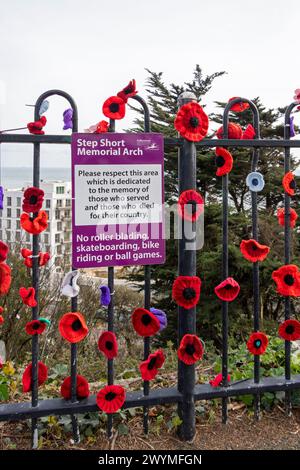 Cartello informativo, fiori all'uncinetto, Road of Remembrance, Folkestone, Kent, gran Bretagna Foto Stock