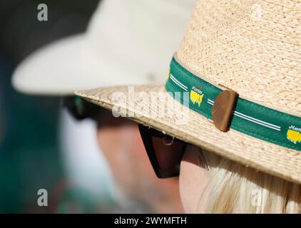 Augusta, Stati Uniti. 6 aprile 2024. I clienti indossano i cappelli Masters alle finali nazionali Drive, Chip and Putt presso l'Augusta National Golf Club di Augusta, Georgia, domenica 7 aprile 2024. Foto di John Angelillo/UPI credito: UPI/Alamy Live News Foto Stock