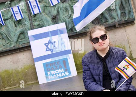 Colonia, Germania, 7 aprile 2024. Centinaia di persone partecipano alla manifestazione di solidarietà con Israele organizzata da Alleanza contro l'antisemitismo. Foto Stock