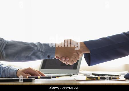 Imprenditori e investitori stringono la mano come simbolo di joint venture dopo aver discusso, consultato e stipulato contratti per investire in affari insieme. busi Foto Stock
