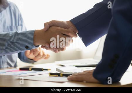 Imprenditori e investitori stringono la mano come simbolo di joint venture dopo aver discusso, consultato e stipulato contratti per investire in affari insieme. busi Foto Stock