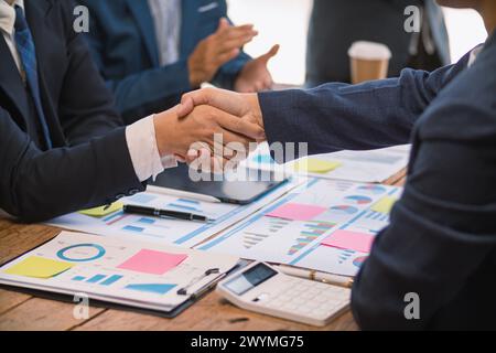 Imprenditori e investitori stringono la mano come simbolo di joint venture dopo aver discusso, consultato e stipulato contratti per investire in affari insieme. busi Foto Stock