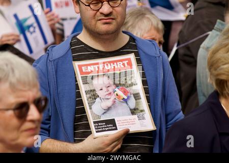 Colonia, Germania, 7 aprile 2024. Centinaia di persone partecipano alla manifestazione di solidarietà con Israele organizzata da Alleanza contro l'antisemitismo. Foto Stock