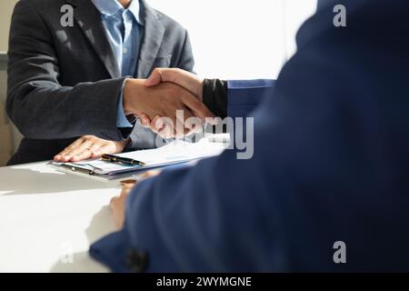Imprenditori e investitori stringono la mano come simbolo di joint venture dopo aver discusso, consultato e stipulato contratti per investire in affari insieme. busi Foto Stock
