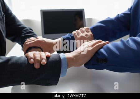 Imprenditori e investitori stringono la mano come simbolo di joint venture dopo aver discusso, consultato e stipulato contratti per investire in affari insieme. busi Foto Stock