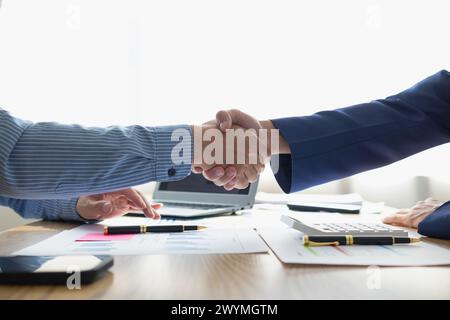 Imprenditori e investitori stringono la mano come simbolo di joint venture dopo aver discusso, consultato e stipulato contratti per investire in affari insieme. busi Foto Stock