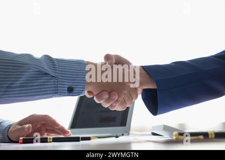 Imprenditori e investitori stringono la mano come simbolo di joint venture dopo aver discusso, consultato e stipulato contratti per investire in affari insieme. busi Foto Stock