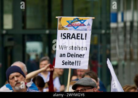 Colonia, Germania, 7 aprile 2024. Centinaia di persone partecipano alla manifestazione di solidarietà con Israele organizzata da Alleanza contro l'antisemitismo. Foto Stock