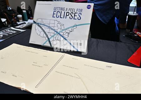 Indianapolis, Stati Uniti. 7 aprile 2024. Un libro tattile con informazioni sull'eclissi solare esposto prima dell'eclissi solare dell'8 aprile al Children's Museum di Indianapolis il 7 aprile 2024 a Indianapolis, Indiana. Milioni di persone hanno viaggiato in aree in tutto il Nord America che sono nel "percorso della totalità" per sperimentare un'eclissi solare totale. (Foto di Sam Wasson/Sipa USA) credito: SIPA USA/Alamy Live News Foto Stock