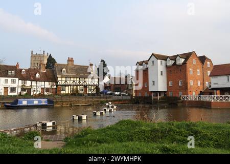 Riverside Mill Bank Cottages and the Abbey Mill, River Avon Tewkesbury England Rural English Town Gloucestershire Waterfront House di grado II* Foto Stock