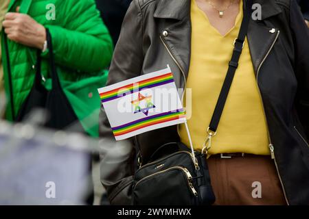 Colonia, Germania, 7 aprile 2024. Centinaia di persone partecipano alla manifestazione di solidarietà con Israele organizzata da Alleanza contro l'antisemitismo. Foto Stock