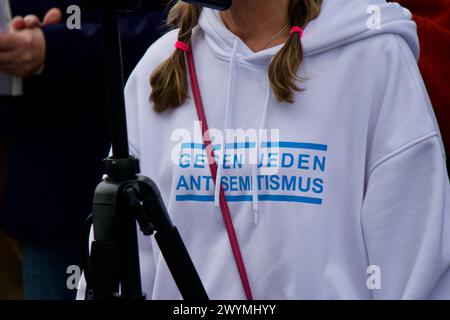 Colonia, Germania, 7 aprile 2024. Centinaia di persone partecipano alla manifestazione di solidarietà con Israele organizzata da Alleanza contro l'antisemitismo. Foto Stock