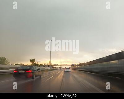 Vista dell'autostrada durante la pioggia al tramonto Foto Stock