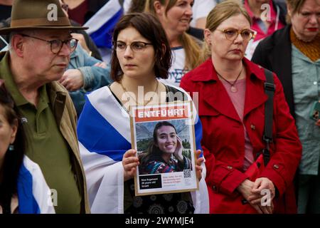 Colonia, Germania, 7 aprile 2024. Centinaia di persone partecipano alla manifestazione di solidarietà con Israele organizzata da Alleanza contro l'antisemitismo. Foto Stock