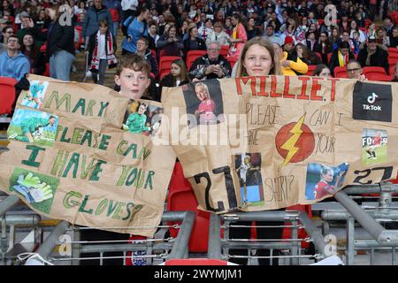 Tifosi con cartelloni di carta marrone poster Mary Earps Milie Turner Inghilterra contro Svezia qualificazione europea femminile Wembley Stadium, Londra, 5 aprile 2024 Foto Stock