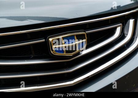 Bobruisk, Bielorussia - 24 settembre 2023: Il logo dell'azienda automobilistica - Geely su un'auto. Foto Stock