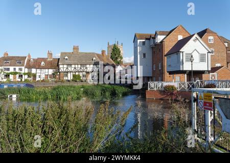 Abbey Mill and Mill Bank cottages sul fiume Avon a Tewkesbury Inghilterra Regno Unito città rurale lungo il fiume città inglese Waterside edificio storico di grado II* Foto Stock